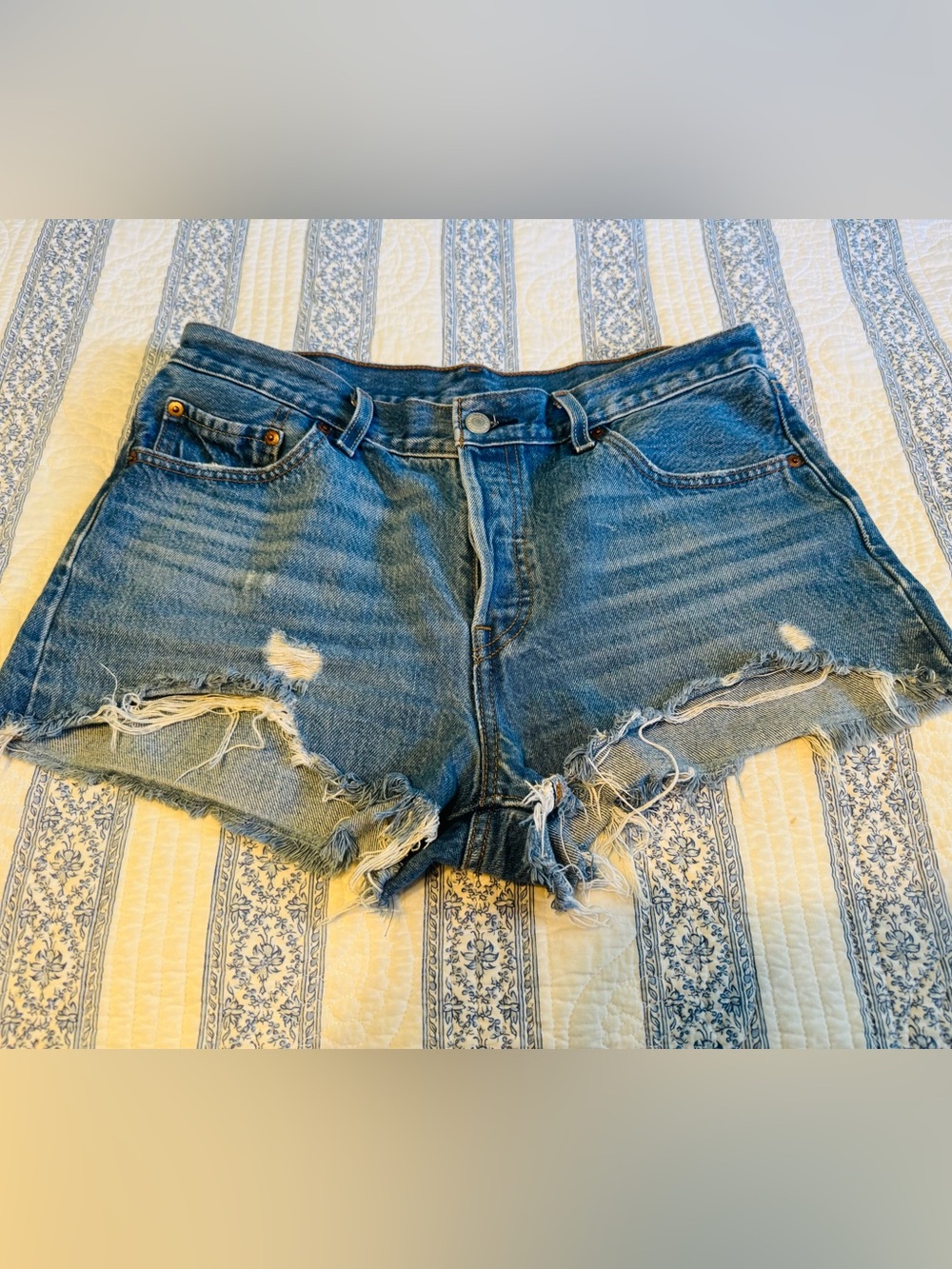 Levi 501 Button Fly Distressed Cut Off Shorts 29